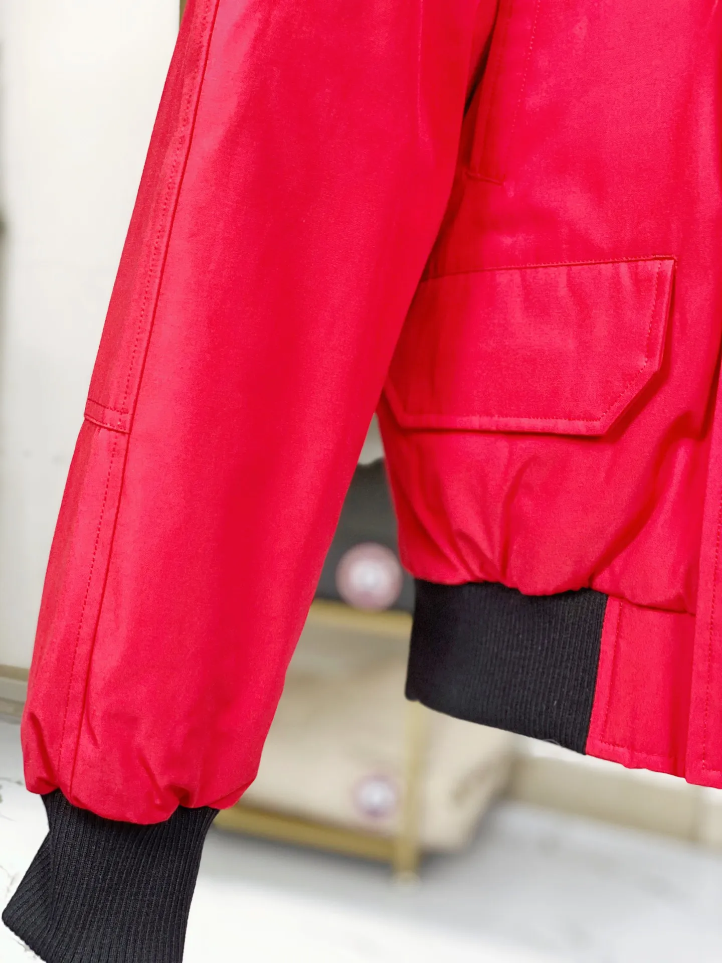 P780 Canada goose/Canada Goose Chilliwack 01 bomber jacket down jacket, authentic original clothing mold, all accessories are customized from the original factory. 💯The softness of the fabric is compared with the original product, and it can be restored by kneading at will (fabric misunderstanding: it is not a high-hardness fabric that is waterproof. Only those who buy the latest authentic version this year will notice the softness and comfort of the fabric) 💯The down is synchronized with the authentic white duck down, fluffy and not clumps, electronically controlled down filling machine. 💯Customized authentic YKK zipper pullers, high hardness and no jamming 💯The fur collar is custom-made from coyote skins in western Canada, the original version has the same origin 💯All workmanship and wiring are controlled by workers with more than ten years of service. They must be horizontal and vertical, and are not crooked. The inner wiring density is more sophisticated. Feel free to compare 💯Goose logo on sleeves, collar label, washed label, hangtag, zipper cord, pocket label, cuff thread, hem thread All details are updated simultaneously with the original product. The best version with the most complete colors. Sizes: XS-XXL (size chart attached below)